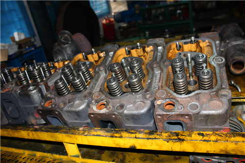 三菱R16柴油發(fā)動機本體的檢測、修理